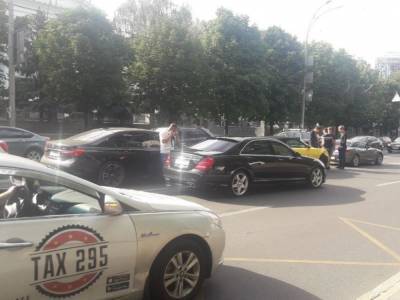 В Киеве столкнулись четыре элитных авто, образовались большие пробки - golos.ua - Украина - Киев