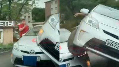 Во Владивостоке произошло смешное ДТП с участием двух такси одной марки - usedcars.ru - Владивосток