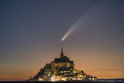 Фото дня: Комета C/2020 F3 Neowise над островом Мон-Сан-Мишель в Нормандии - enovosty.com - Франция