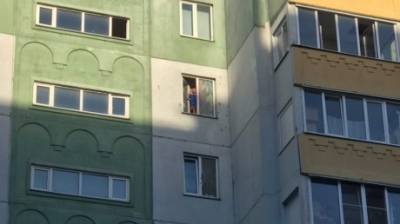 Глас народа | Соцсети: в Пензе ребенок едва не выпал из окна в отсутствие матери - penzainform.ru - Пенза