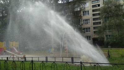 На детской площадке в Купчино утром неожиданно забили фонтаны - piter.tv - Санкт-Петербург - Купчино