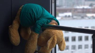 В Курске после падения с 8 этажа выжила 4-летняя девочка - piter.tv - Саратов - Курск