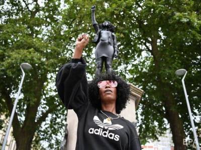 Джордж Флойд - Matter - В Великобритании демонтировали статую активистке Black Lives Matter. Она простояла меньше суток - gordonua.com - Англия - Протесты
