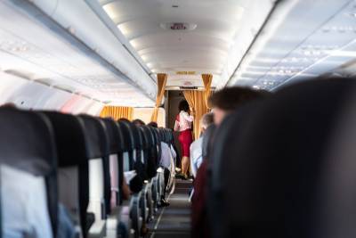 Стюардесса объяснила, почему пассажирам самолета запрещено меняться местами - Cursorinfo: главные новости Израиля - cursorinfo.co.il - Израиль