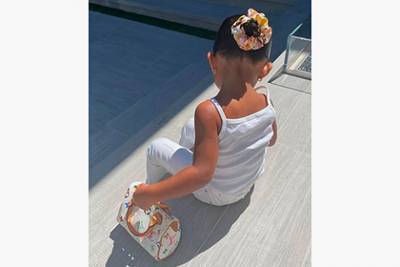 Ким Кардашьян - Louis Vuitton - Кайли Дженнер - Бывшую самую молодую миллиардершу обругали за ее ребенка с сумкой Louis Vuitton - lenta.ru