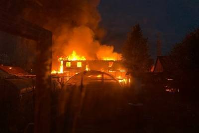 Все началось с громкого хлопка: частный дом сгорел в Новосибирске - novos.mk.ru - Новосибирск