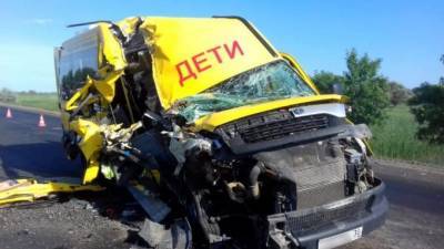 Под Астраханью В ДТП с автобусом и КАМАЗом пострадали 4 школьницы, которые возвращались с ЕГЭ - piter.tv - Астрахань - Астраханская обл. - район Красноярский