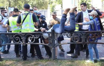 Максим Бужанский - Возле Рады активисты подрались с полицией - korrespondent.net - Украина