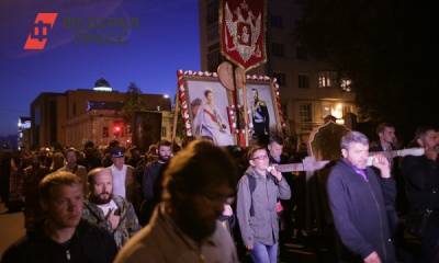 По центру Омска под покровом ночи прошла колонна верующих с портретами царя - fedpress.ru - Россия - Омск