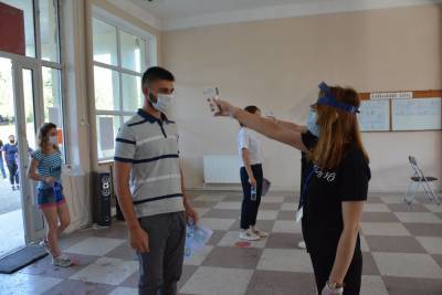 Абитуриентам с температурой пришлось сдавать ЕНЭ в резервных секторах - newsgeorgia.ge - Грузия