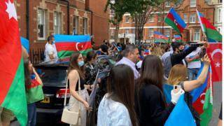 Лондон: драка на акции протеста азербайджанцев у посольства Армении - bbc.com - Армения - Лондон - Турция - Азербайджан - London