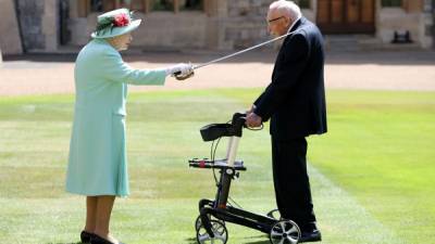 Томас Мур - Британская королева посвятила в рыцари 100-летнего ветерана войны - svoboda.org