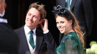 Елизавета II - принц Эндрю - принцесса Беатрис - Сара Фергюсон - принц Филип - Британская принцесса Беатрис обвенчалась с итальянским магнатом - bbc.com - Англия