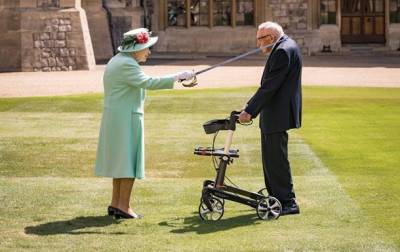 Елизавета Королева - Томас Мур - Королева Елизавета посвятила в рыцари 100-летнего ветерана - korrespondent.net