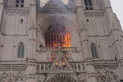 Во Франции загорелся собор Святых Петра и Павла XV века - lenta.ru - Франция - Нант