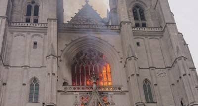 Во Франции горит собор Петра и Павла в Нанте, видео - sharij.net - Франция - Нант