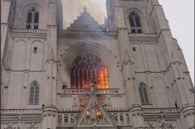 Во Франции загорелся собор Святых Петра и Павла XV века (ФОТО) - enovosty.com - Франция - Нант