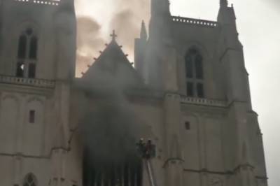 Пожарные локализовали крупный пожар в соборе Нанта - aif.ru - Франция