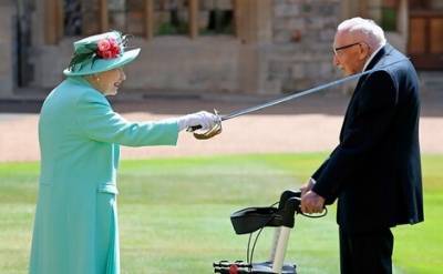 Елизавета II - Томас Мур - Королева Великобритании посвятила в рыцари 100-летнего ветерана Второй мировой войны - echo.msk.ru - Англия