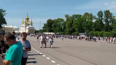 Нижний парк в Петергофе столкнулся с очередью из сотни желающих - piter.tv