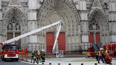 Эммануэль Макрон - Французские СМИ опубликовали фото после пожара в соборе в Нанте - iz.ru - Франция - Нант