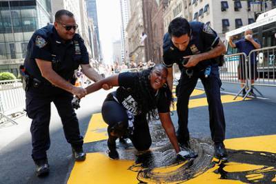 Matter - Афроамериканка облила краской надпись Black Lives Matter в Нью-Йорке - lenta.ru - Нью-Йорк - Нью-Йорк