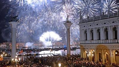 На водном фестивале в Венеции отменили фейерверк из-за коронавируса - iz.ru - Венеции