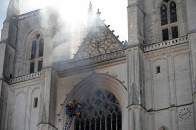 Полиция Франции задержала первого подозреваемого по делу о пожаре в соборе - aif.ru - Франция - Нант - Руанда