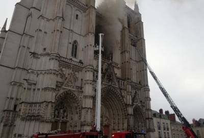 Во Франции задержан первый подозреваемый после пожара в готическом соборе XV века - online47.ru - Франция - Нант - Руанда