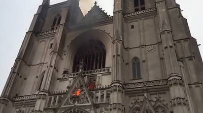 Пожар в средневековом соборе: Во Франции по делу о поджоге задержан мужчина - vchaspik.ua - Франция - Нант