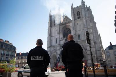 В поджоге готического собора в Нанте заподозрили мигранта из Руанды - tvc.ru - Франция - Нант - Руанда