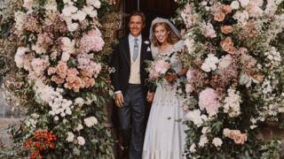 Елизавета II - королева Елизавета - принц Эндрю - принц Филипп - принцесса Беатрис - Сара Фергюсон - Свадебные фото принцессы Беатрис и Эдоардо Мапелли-Моцци: есть королева, но нет принца Эндрю - bbc.com - Италия