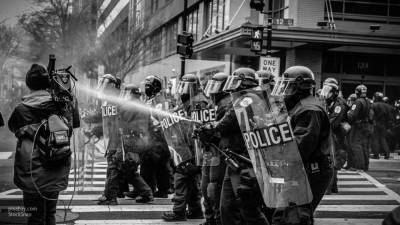 Христофор Колумб - Полицейские выбили зубы молодой афроамериканке во время акции протеста в Чикаго - nation-news.ru