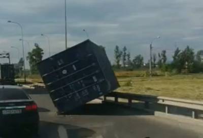 Видео: грузовик потерял контейнер на Московском шоссе под Тосно - online47.ru - Санкт-Петербург - с. Видео