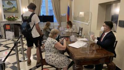 В Нью-Йорке выстроилась очередь из желающих проголосовать по Конституции - riafan.ru - Россия - Вашингтон - Нью-Йорк - Нью-Йорк
