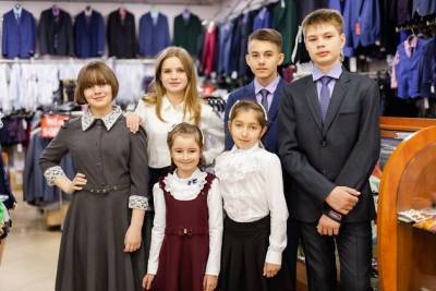 «Угловой» обновил коллекции школьных костюмов и платьев для детей всех возрастов в Чите - chita.ru - Чита