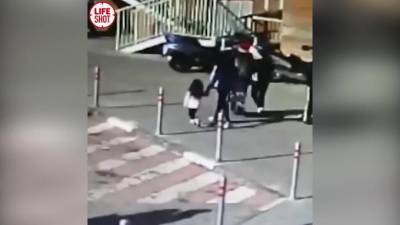 Инцидент с разбившим голову девочке мусором в Красногорске попал на видео - piter.tv - Московская обл. - Красногорск