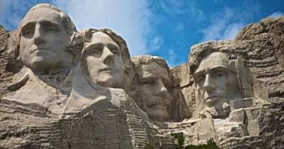 Джордж Вашингтон - Теодор Рузвельт - Памятник отцам-основателям на горе Рашмор в США предлагают снести - ren.tv - США - Вашингтон - штат Южная Дакота