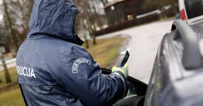 Полицейский получил взятку на основании ложного результата теста на алкоголь - rus.delfi.lv