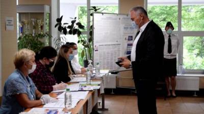Геннадий Орлов - Дмитрий Никулин - Руководители Выборгского района приняли участие в голосовании по поправкам в Конституцию - piter.tv - р-н Выборгский - Выборг