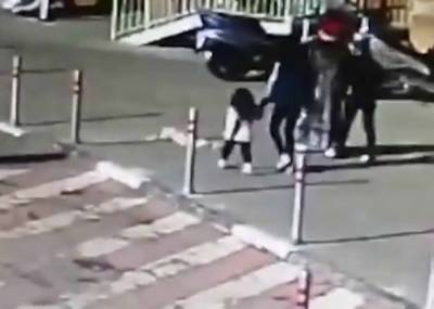 Татьяна Петрова - Полиция начала проверку по поводу инцидента с брошенным на ребенка пакета с мусором - m24.ru - Москва - Московская обл.