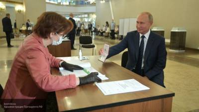 Владимир Путин - Более половины избирателей проголосовали за поправки на участке, где голосовал Путин - polit.info - Россия - Конституция