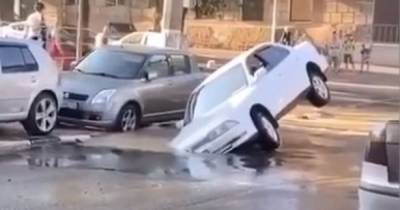 В Одессе автомобили провалились под землю: появилось видео - tsn.ua - Одесса