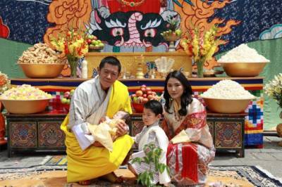 Стало известно, как король и королева Бутана назвали младшего сына: новые фото - rusjev.net - Бутан