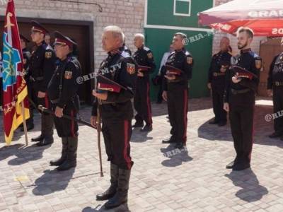 В Мелитополе казаки решили патрулировать улицы. В полиции заявили, что они не имеют права это делать - gordonua.com - Киев - Крым - Запорожская обл. - Мелитополь - Бердянск