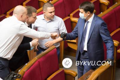 Без масок: как нардепы сегодня на заседание Рады собирались, – фото - bykvu.com - Украина