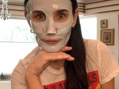 Деми Мур - Деми Мур показалась утром с косметической маской на лице - rusjev.net