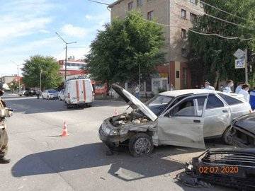 Ford Mondeo - В Башкирии водителя легковушки зажало в салоне из-за серьёзного столкновения - ufacitynews.ru - Башкирия