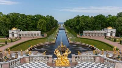 В Петергофе отменили бумажные билеты, чтобы избежать толпы в парке - piter.tv