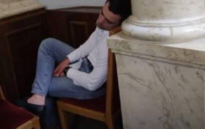 Депутат заснул в Раде при обсуждении азартных игр - korrespondent.net